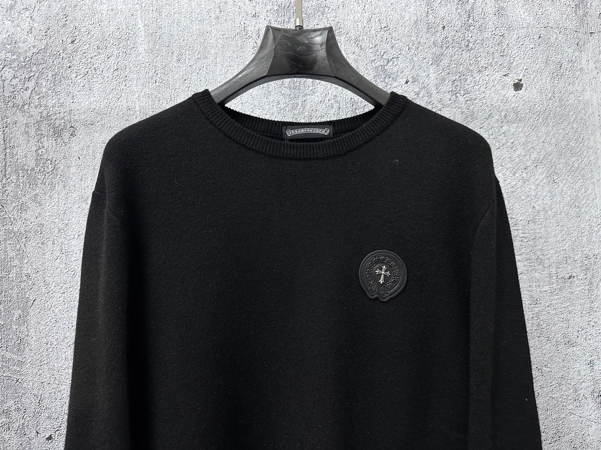P300 [Chrome Hearts] Chrome Hearts 2025 new autumn and winter knitted fleece sweater is simple and elegant, easy to match and versatile, extremely high-grade, perfectly integrated into fashion and style, a top fashionable style that is perfect for outer wear! The whole thing gives people a natural feeling! The ultimate classic versatile short-sleeved T-shirt, using the latest three-dimensional logo elements to highlight the concave and convex texture! The ultimate heavy work, the ultimate perfection! Size: S-3XL